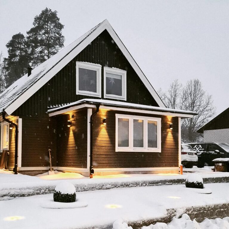 Villa i Norrköping vintertid med nya fönster och fasadbelysning – byggföretag Norrköping utför nyproduktion och renoveringar