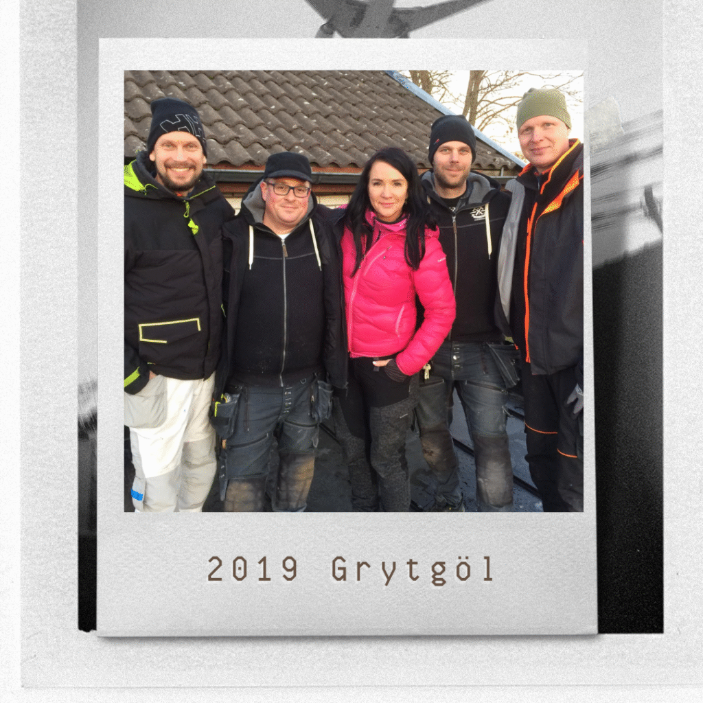 Ett fotografi i polaroid-stil av fem personer som poserar utomhus på ett tak. Gruppen består av fyra män och en kvinna, klädda i arbetskläder och vinterjackor. Under bilden står texten "2019 Grytgöl". Deltagarna på bilden är John Glenrso & Robin Karlgren från Gren & Ros Bygg samt Sofia från Sofias änglar och hennes två kollegor eller medarbetare.