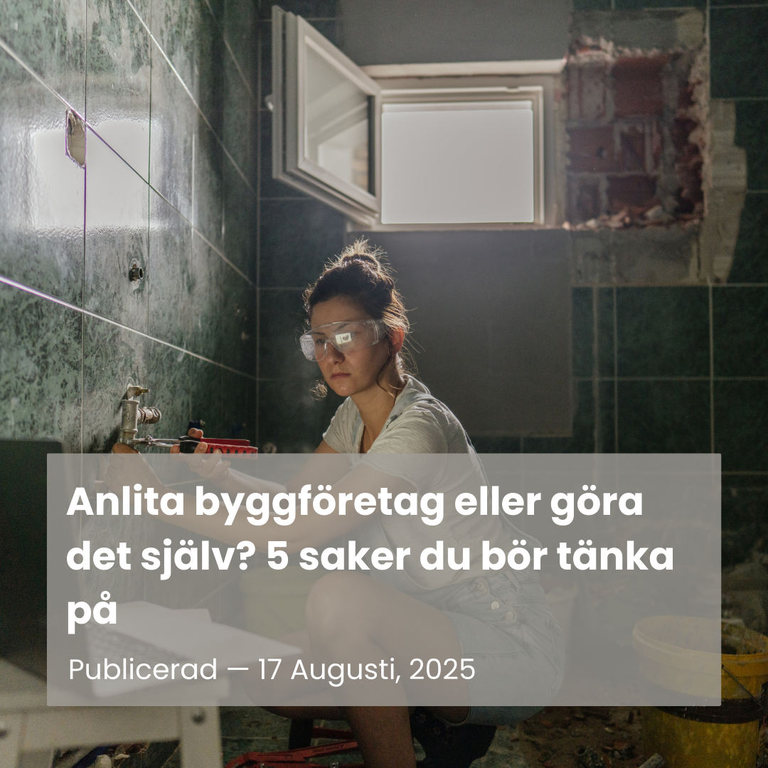 Kvinna som renoverar sitt badrum själv i vanliga kläder utan hjälp från professionella snickare.