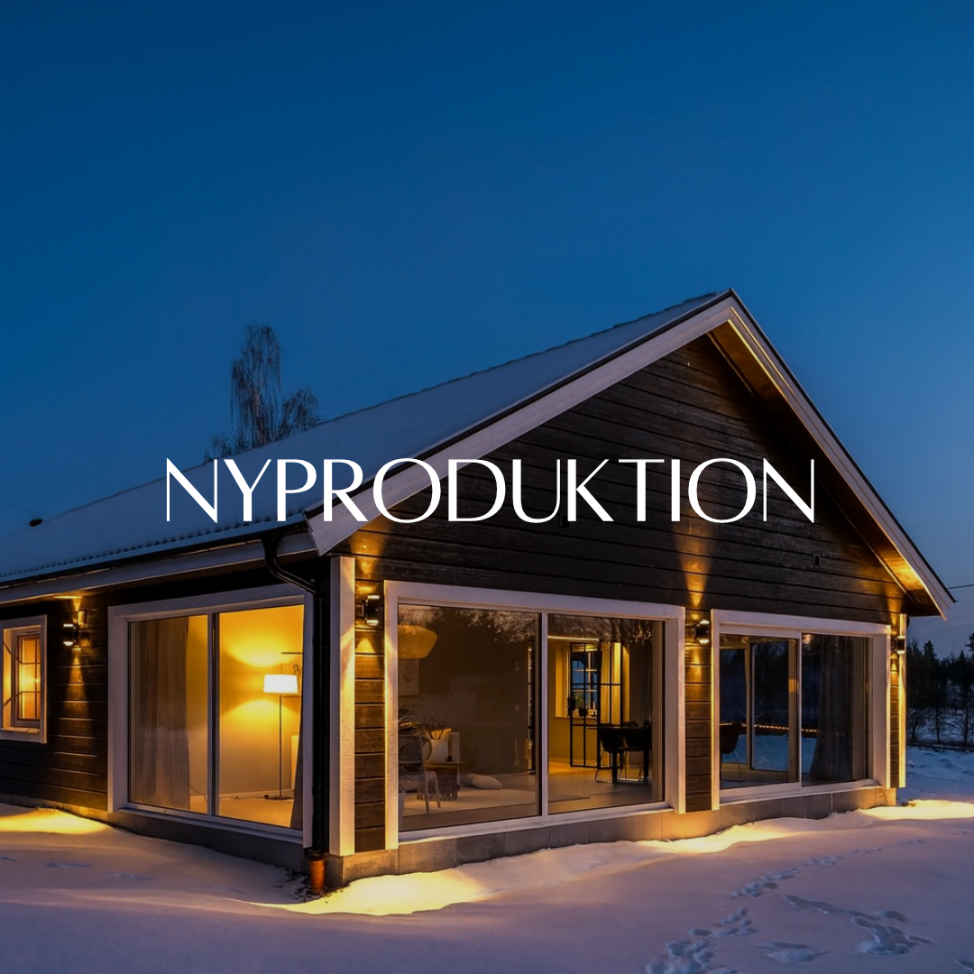 A modern dark brown house with large windows, illuminated by warm interior and exterior lights at dusk in a snowy landscape. The text "NYPRODUKTION" (New Production) is overlaid, highlighting new home construction.