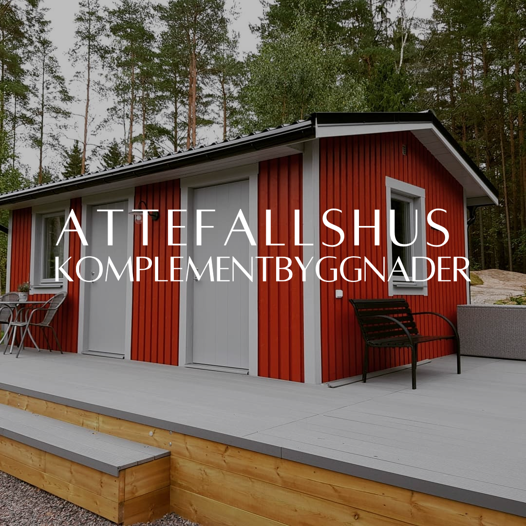 A red wooden cabin with white trim and two white doors, featuring a gray wooden deck with outdoor furniture. The cabin is surrounded by trees, and the text "ATTEFALLSHUS KOMPLEMENTBYGGNADER" (Attefallshus & Complementary Buildings) is overlaid, highlighting small house and annex construction.